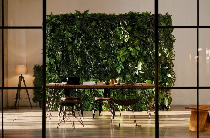 オフィスグリーンは本当に効果的？本物かフェイクかの選び方、取り入れ方をデザイン事例とともにご紹介