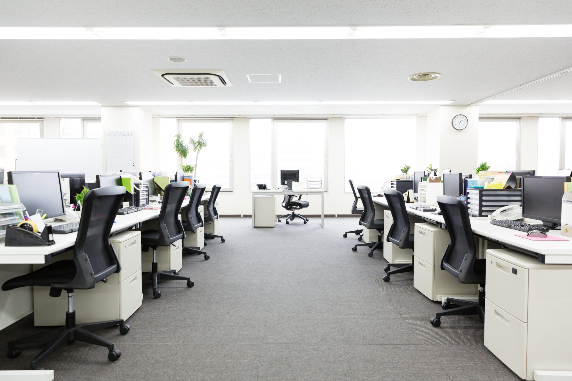 オフィス天井が社内の雰囲気を変える！種類と選び方、人気の天井高をご紹介